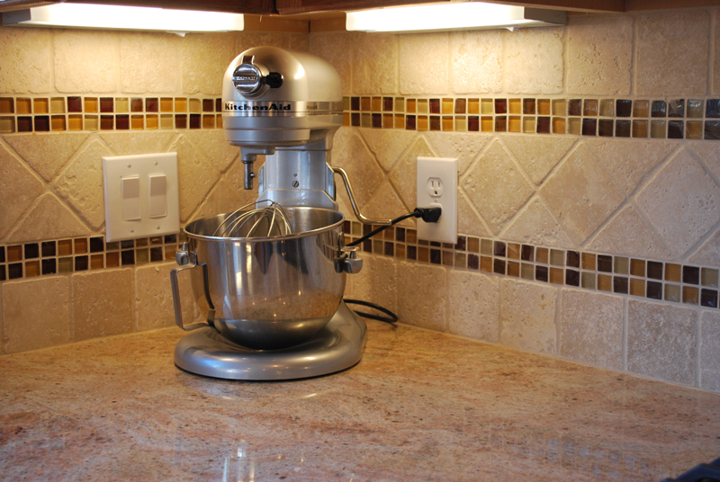 tile backsplash under cabinet lighting